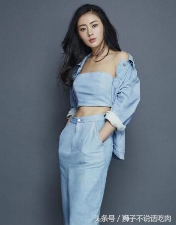 张天爱又作妖，上身穿件“肚兜”出席活动，网友：真是丑到家了！