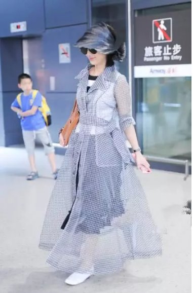 豪门太太黄圣依一身塑料亮相!35岁愣是嫩成15, 网友:杨子有福了