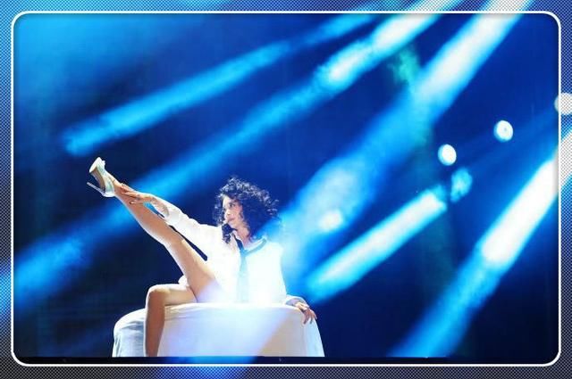 被莫文蔚的身材惊艳到了!全身穿的就只能遮住重点,时髦到家了!