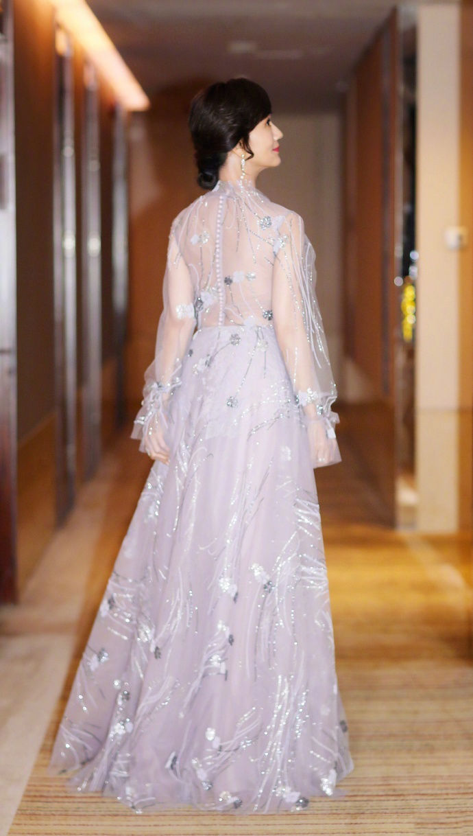 逆生长只服赵雅芝，透视纱裙减龄40岁，网友：不是装嫩是真嫩