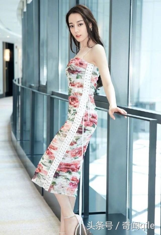 迪丽热巴美出新高度，一袭吊带碎花裙秀完美身材，鞋跟超级显眼！