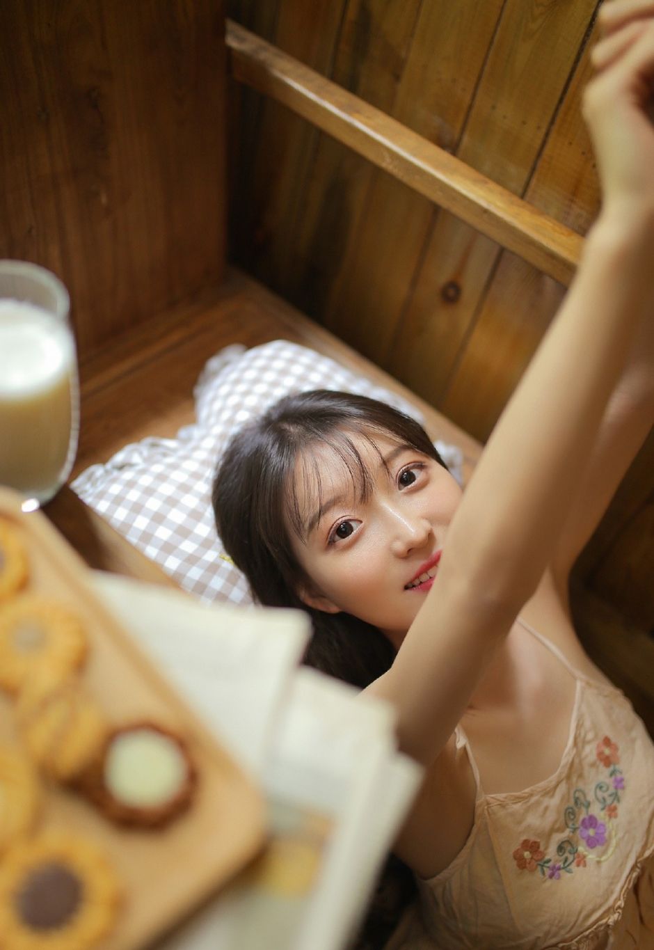 白皙肌肤小清新，萝莉美女看书写真图片