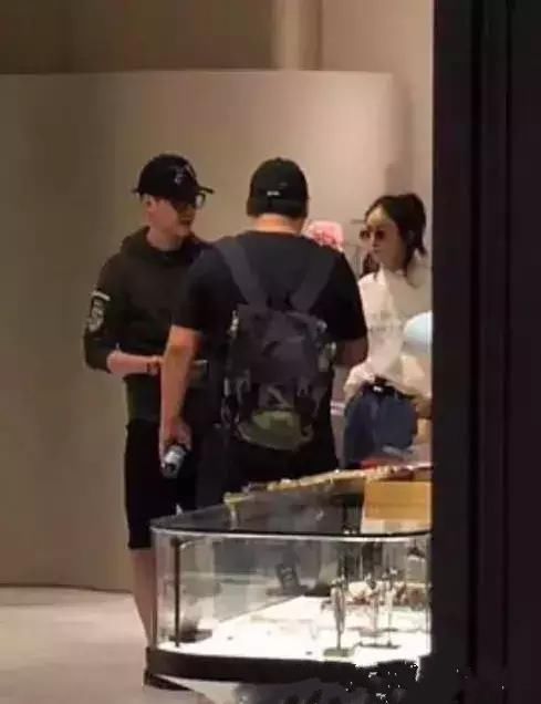 赵丽颖小腹凸起节奏太快 网友：有图有真相还是不太相信？