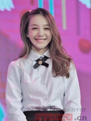 马尾辫也有新扎法 简单造型也有大时尚