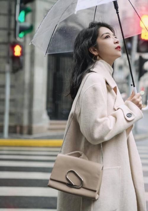  『气质』三木博主越来越有女人味了！大衣配阔腿裤，同色搭配又暖又气质