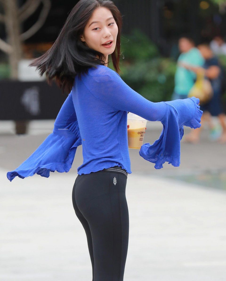 街拍:气质小姐姐紧身热裤，撩发的一瞬间带来甜美浪漫的既视感