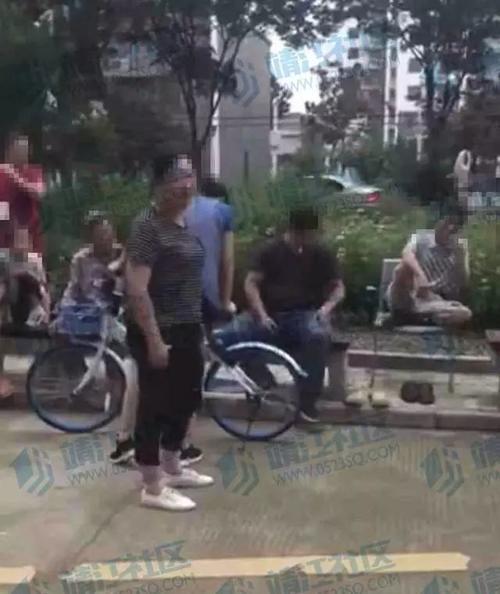 昨靖江“争抢小蓝车”事件引网友众怒 拍摄者遭某男上门谩骂 当事