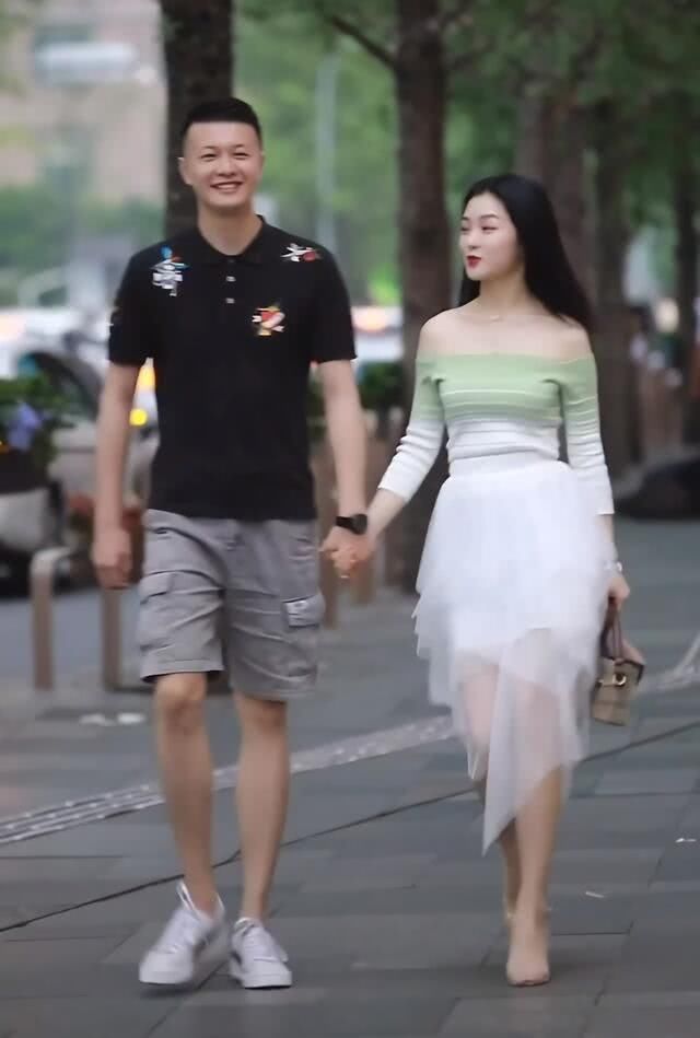  『女生』有种“秀恩爱”叫“你穿小白鞋，我穿高跟鞋”，女生：好甜蜜，好养眼！