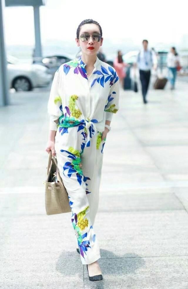 同是40岁，秦海璐把衬衣摆打了个结，轻松赢了闺蜜刘涛！