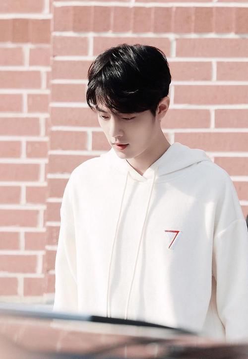  『戚薇联名款』开春不穿水果色卫衣怎么行，男星女星都在穿，再不穿一件就out了