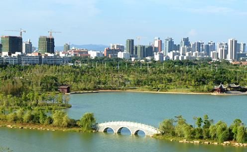 它是江西最谦虚的城市，景色十分优美，而且面积最大人口最多