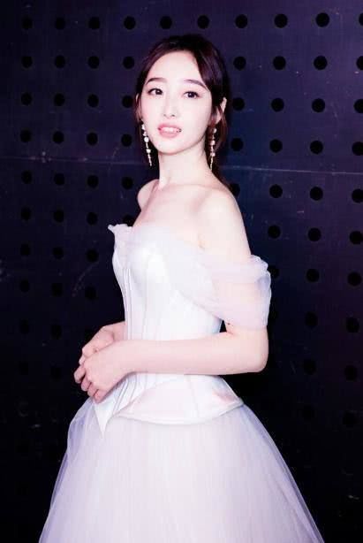 『更换』这是什么神仙手滑？蒋梦婕微博头像更换成了陈立农，怎么回事？