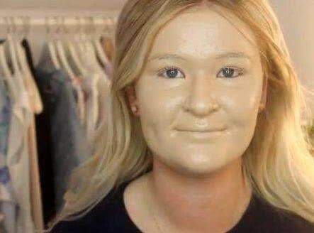 一美女爱化妆,一次往脸上涂满一百层粉底液,结果令人不忍直视了!