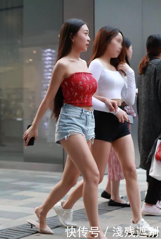 『 美女』露出迷人肩膀，肤色如白雪一般，街拍：美女穿一件漂亮的连身裙