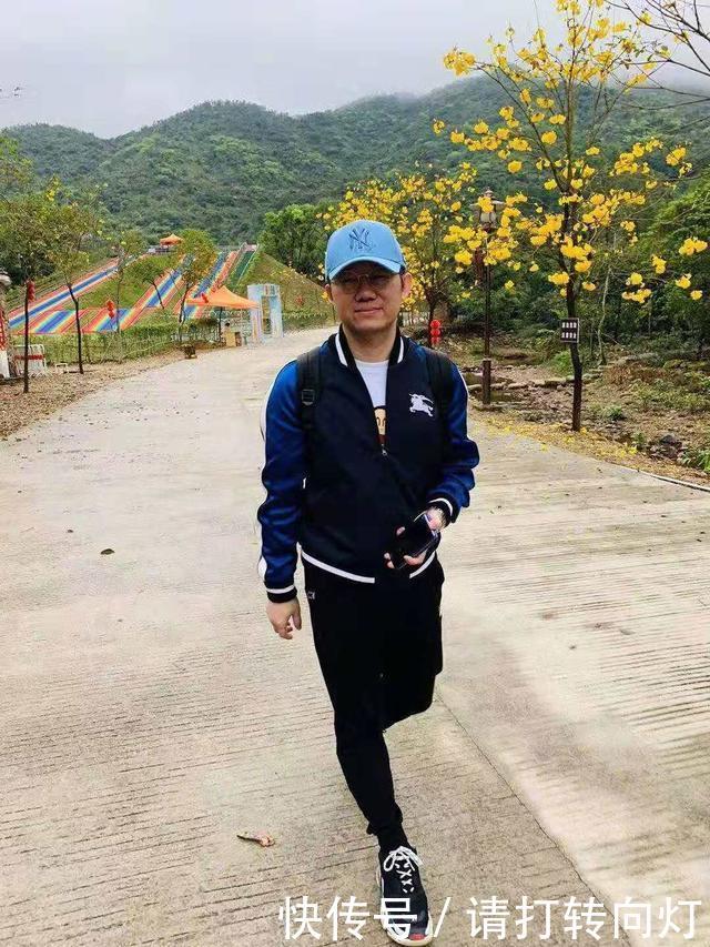  『拖鞋』涂磊给女儿吹头发，穿家居服配粉拖鞋好土萌，顾家的男人就是时髦