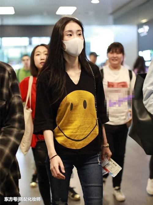 女星留长直发，杨超越比较清纯，鞠婧祎稍显妩媚！