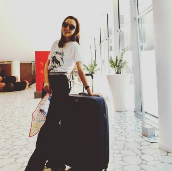 范玮琪休闲装扮现身机场 甜笑撩发元气满满