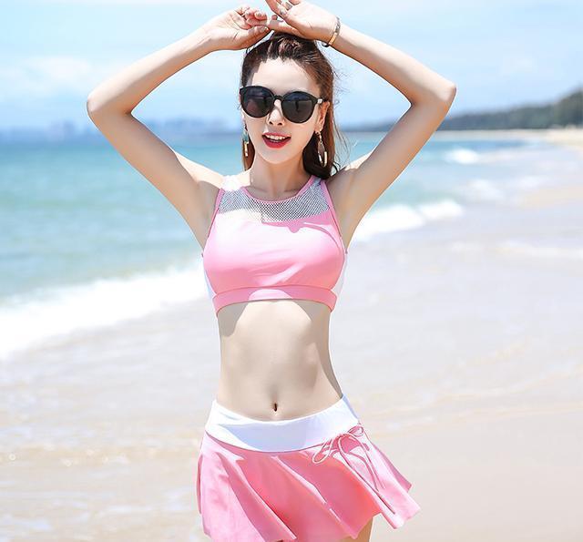 美女身着时尚的泳衣！展现出性感妩媚的好身材！