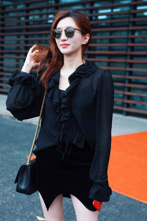 江疏影胆真大！裙子短到“大腿根”还在中间开个叉，真看得人尴尬