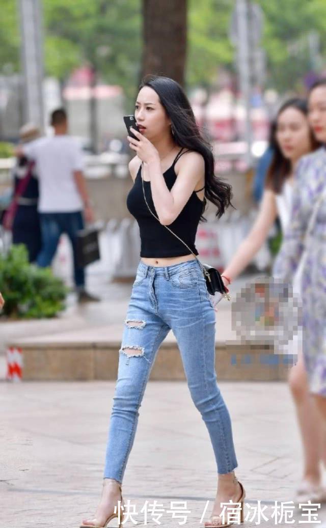 美女|路人街拍:靓女牛仔裤搭配吊带背心,带有几分时尚魅力