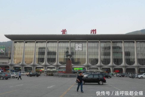  我国@我国一座火车站有错别字，就连小学生都知道，却一直没有改