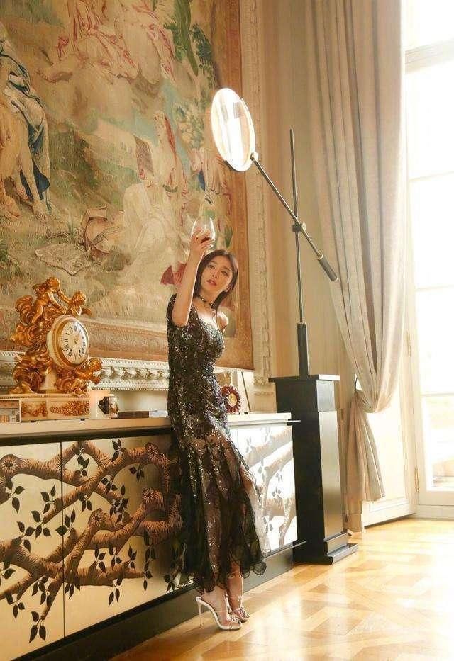 看了秦岚的腿，男人都快怀疑人生了，网友：秀腿不是你这样的！