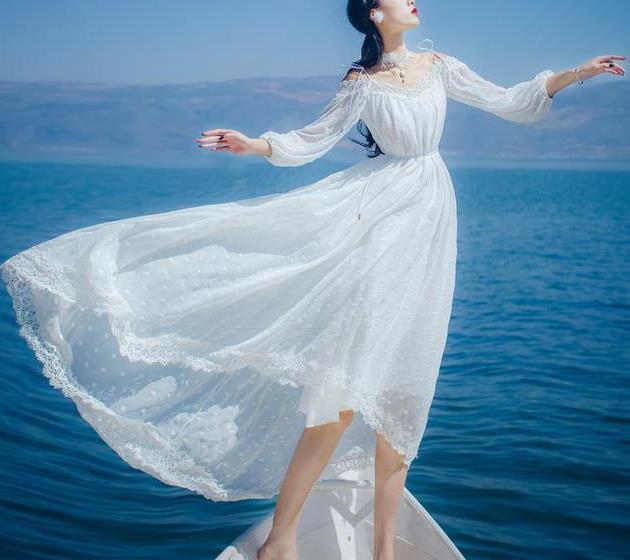 厌倦了阔腿裤套装，不妨多试试这样的吊带连衣裙！清新甜美超仙儿