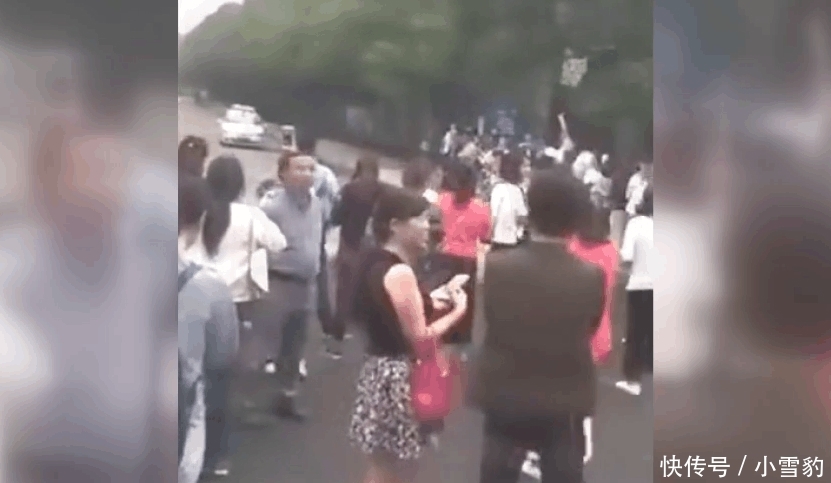 实拍: 驾考新规实行第一天, 教练直接喊“没考的不要进去考了”