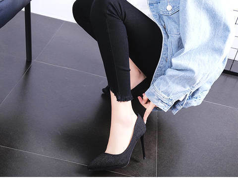 简约而时尚的布料纹理，让穿上这款高跟鞋的人更加的性感