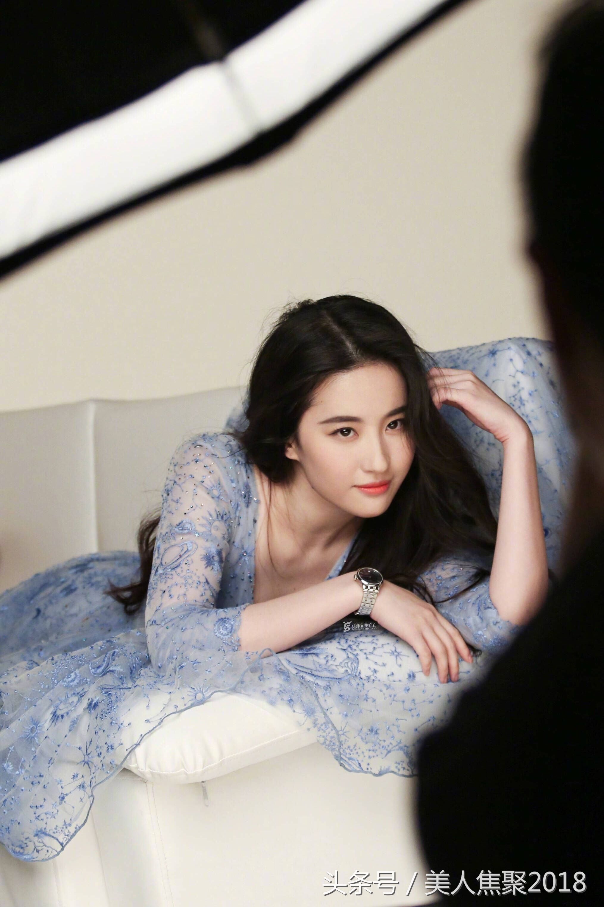 “神仙姐姐”刘亦菲身穿星空网纱长裙，尽显妩媚迷人风情