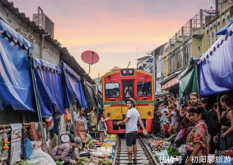 世界上最危险的菜市场，火车每天来回经过8次，次次擦肩而过