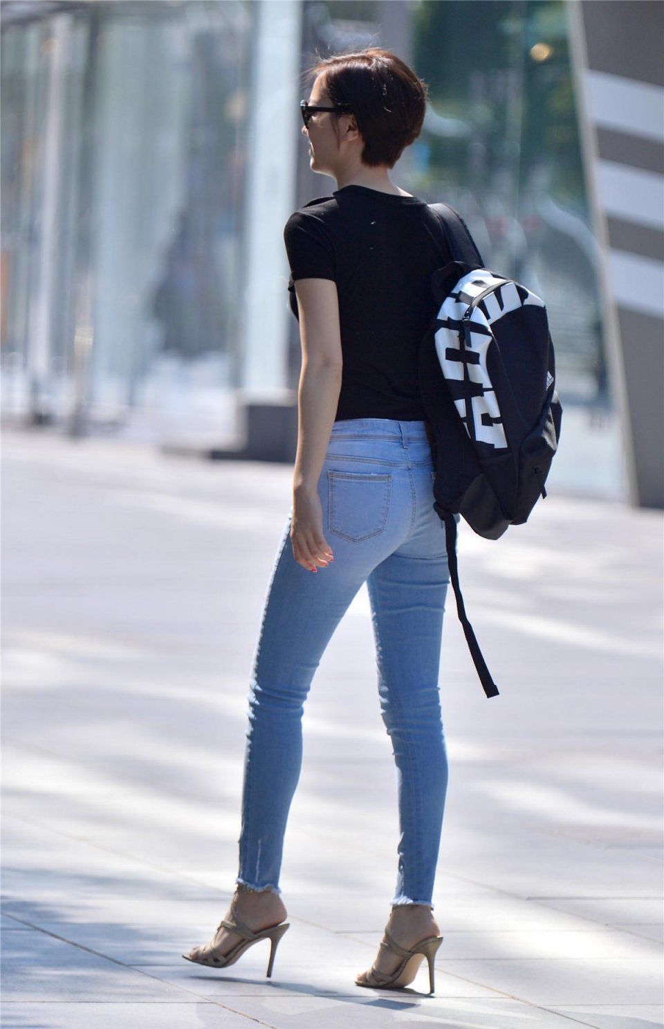 街拍:紧身牛仔裤，尽显你的大长腿