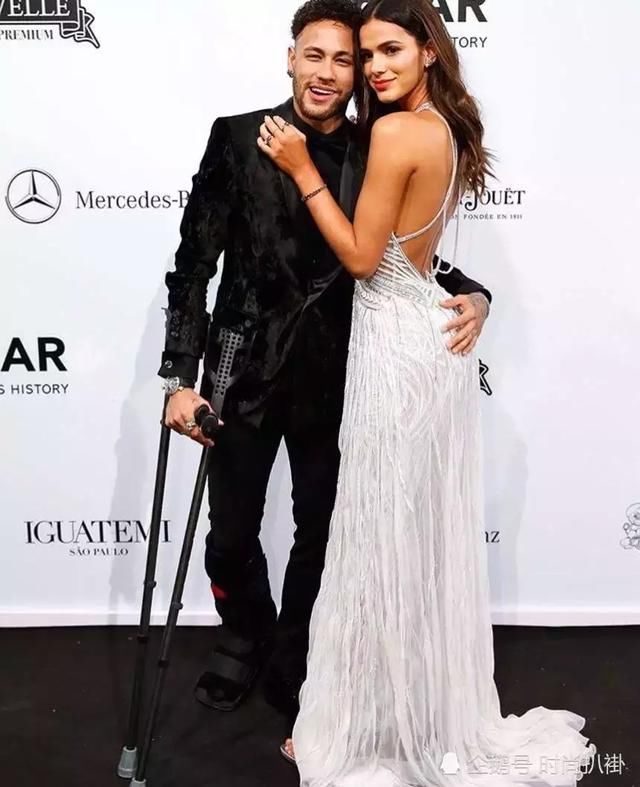 没想到内马尔还是个男模，不踢球的时候就走秀时装周，帅到飞起！