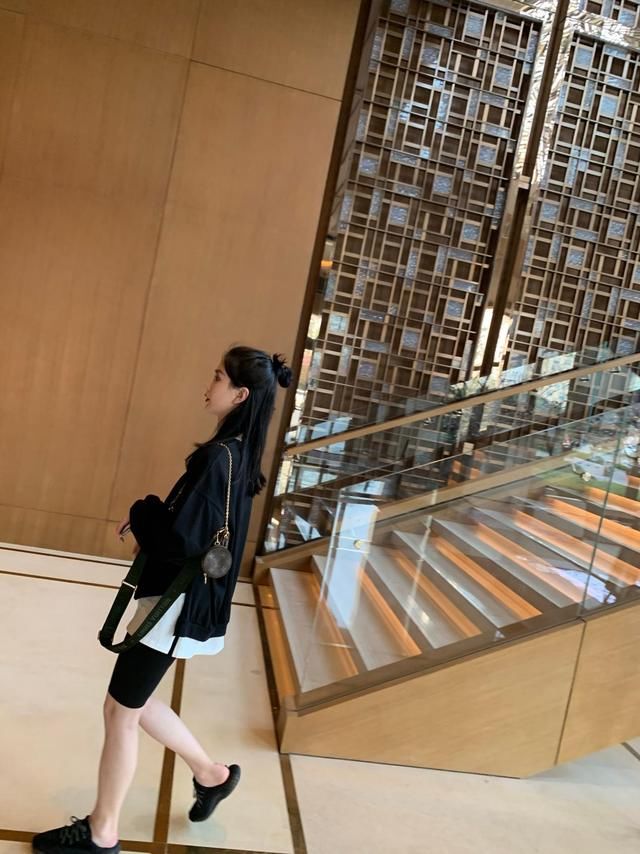  【堪称】现在阔腿裤不“受宠”了？这3款裤子明星都在穿它，堪称修腿神器
