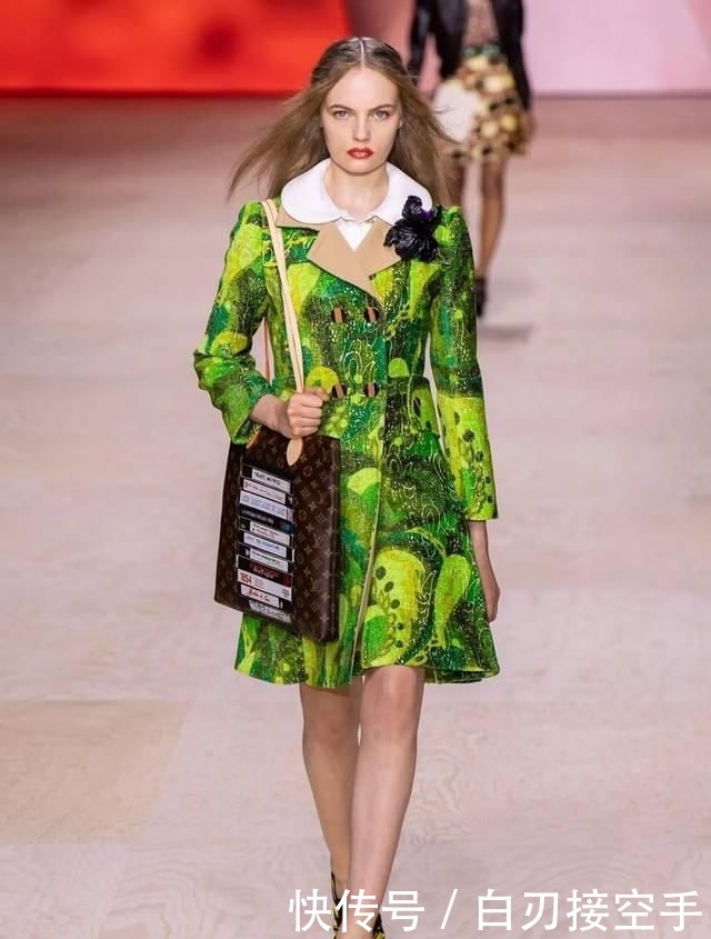 『花朵』2020开春 流行穿“开满花”的裙子,谁穿谁美!