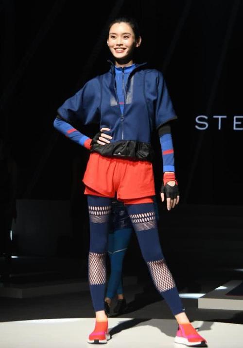 奚梦瑶搞什么，裤袜破了至少87个洞，硬是把它穿成“海娜纹身”！