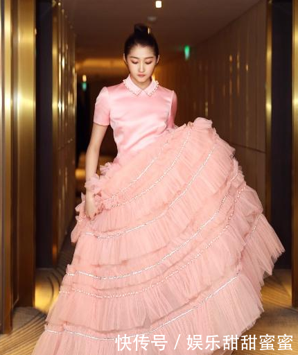 20岁宋祖儿和21岁关晓彤同穿粉色裙,小姐姐和大妈的差距!