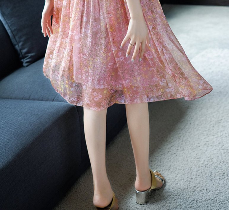 如若你皮肤偏黄，试试“白嫩裙”，40-53岁女人穿洋气又减龄