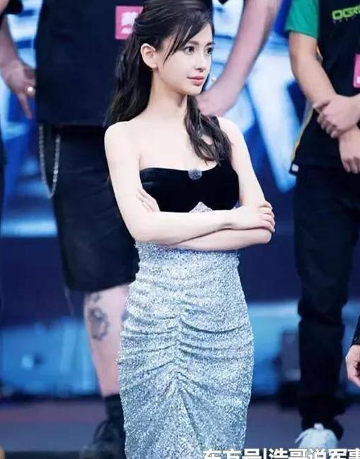 38岁高圆圆和29岁杨颖撞衫,差距尴尬,一个女神一个像路人