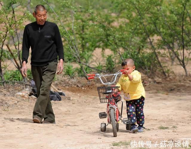 婚后老婆保管工资卡,弟弟娶亲问我借彩礼钱,查