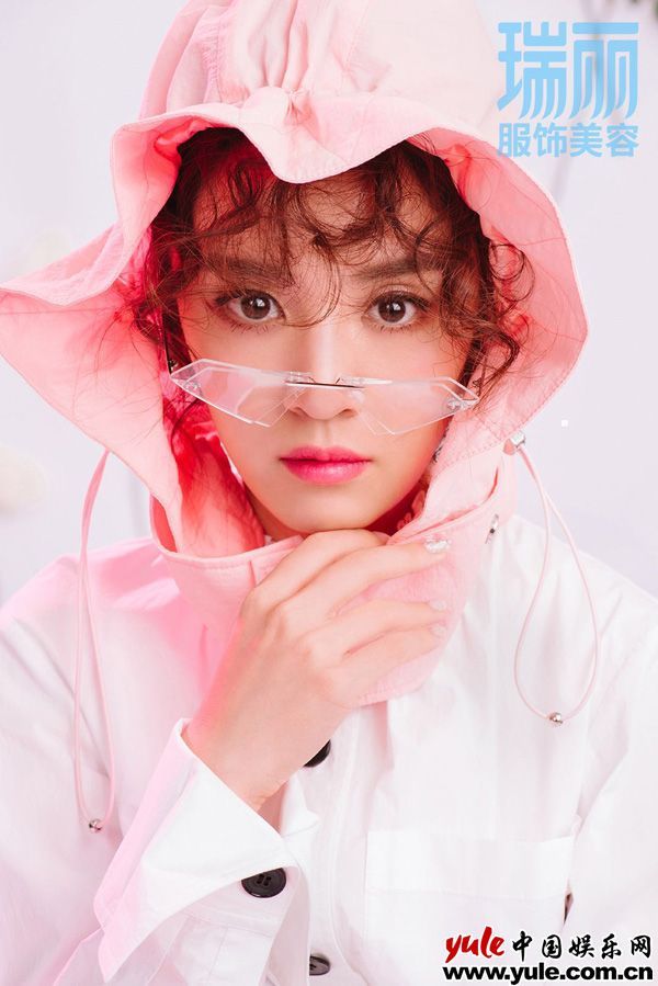 王晓晨早秋时髦大片展多维魅力!甜美魅惑化身元气少女