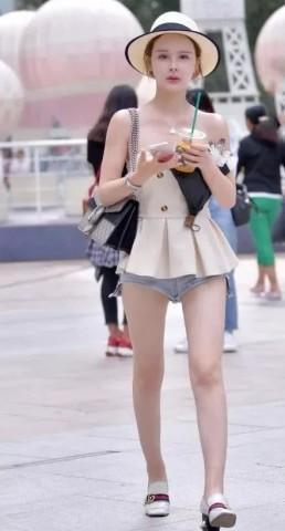 露肩小短裙搭配牛仔热裤，好看优雅又很有青春休闲的活力