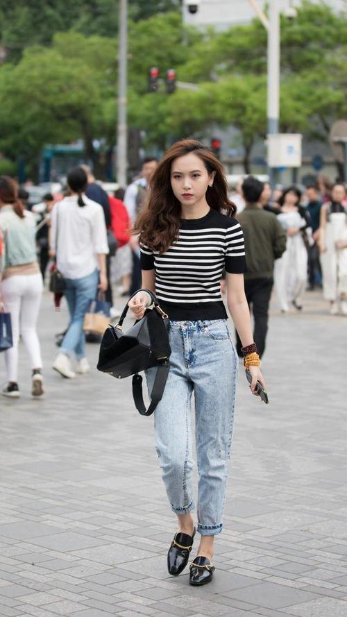 街拍，时尚小姐姐穿小黑裙，皮肤白皙，不能忽视的是她的颜值