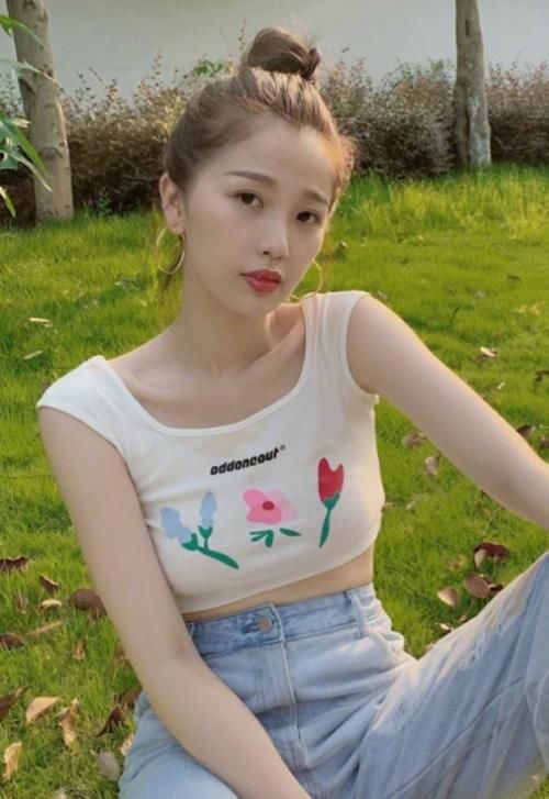 『杨颖』关晓彤杨颖挑战“儿童装”以为是最美，再看到虞书欣身材曲线更让人惊艳