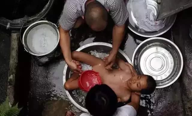 高俊芳被抓后看守所里的照片首次流出，漂亮儿媳微信账号删帖忙