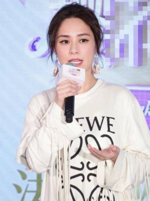 阿娇怎么了?上半身凉快,下半身捂得严实,网友:嫁人变规矩了!