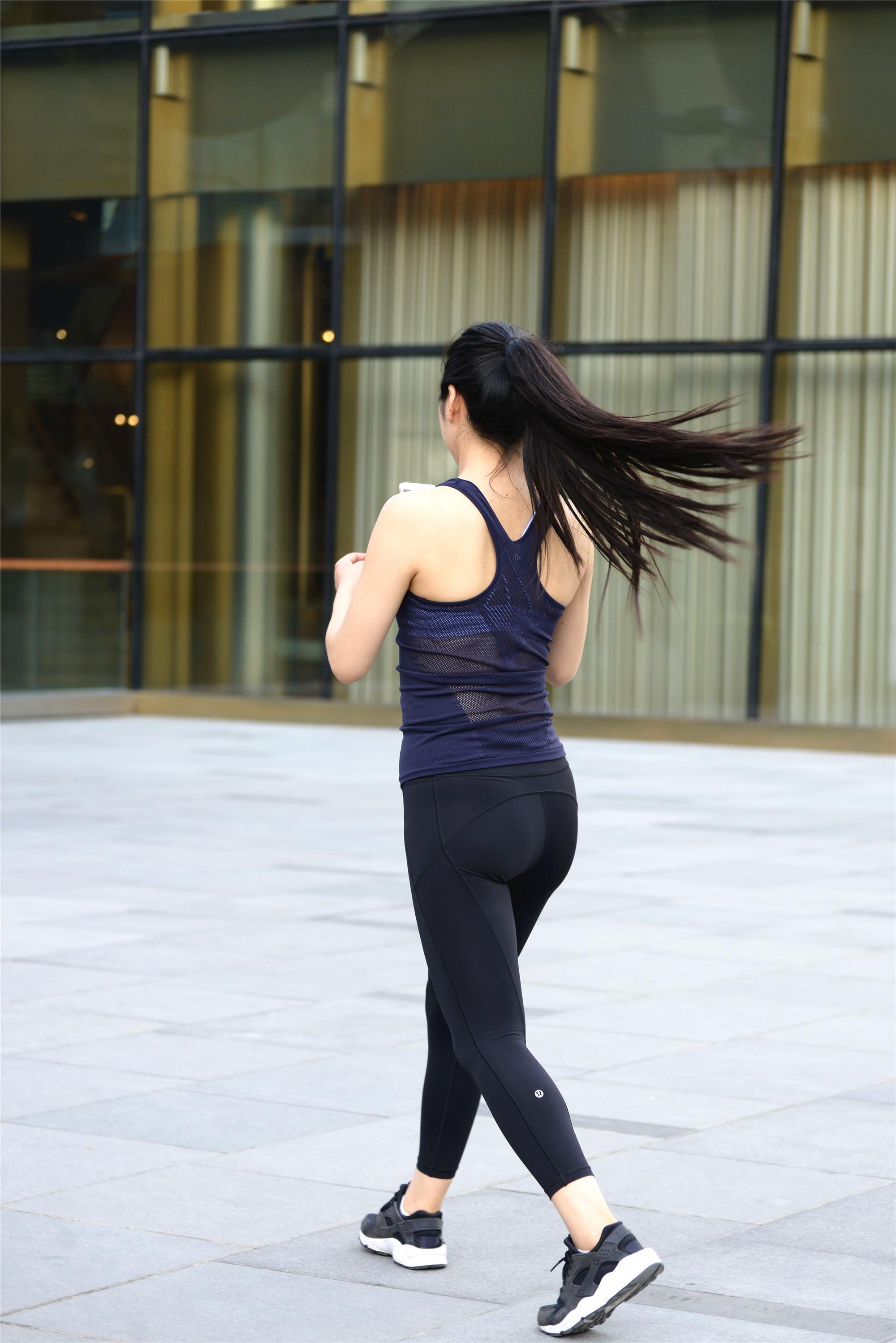 直接穿着瑜伽裤就出门的小姐姐,对自己身材就是这样的自信
