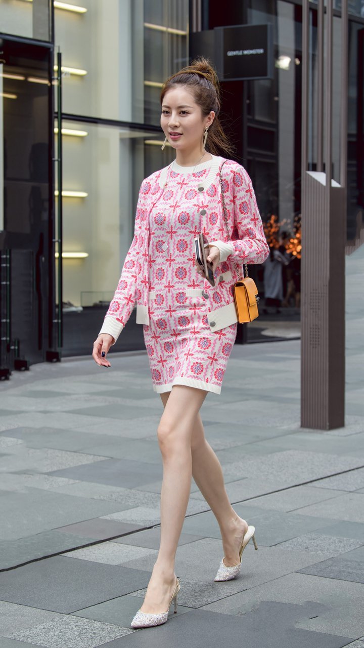 街拍：瘦腿女生这样穿，优雅气息扑面而来，靓丽而不艳俗