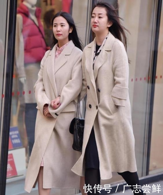  【位美女选择】美女街拍：时尚迷人的紧身牛仔裤小姐姐，更显年轻靓丽的身姿！