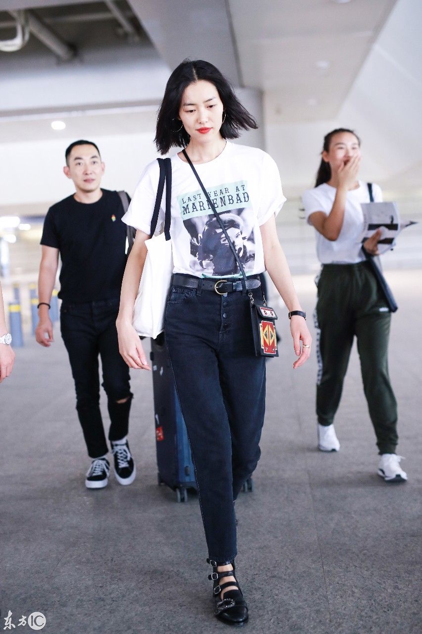 刘雯现身机场大长腿惹人羡慕 网友:不知谁有福气能把她娶回家